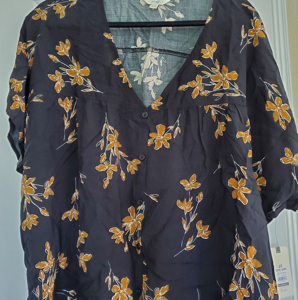 Terra & Sky V neck floral top - Picture 1 of 3